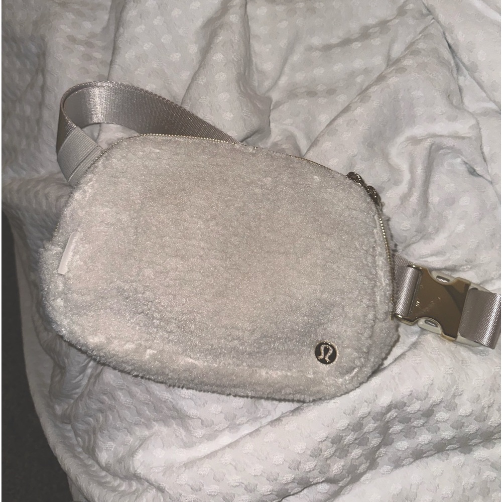 brand new never used white lululemon sherpa belt bag